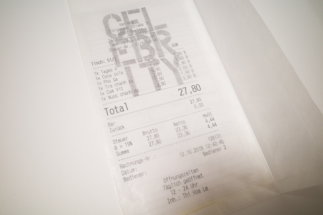 筆者使用例：お店のレシートにドローイングした作品もシミやヤケが出やすいので入れています。※monkpictureのドローイング作品