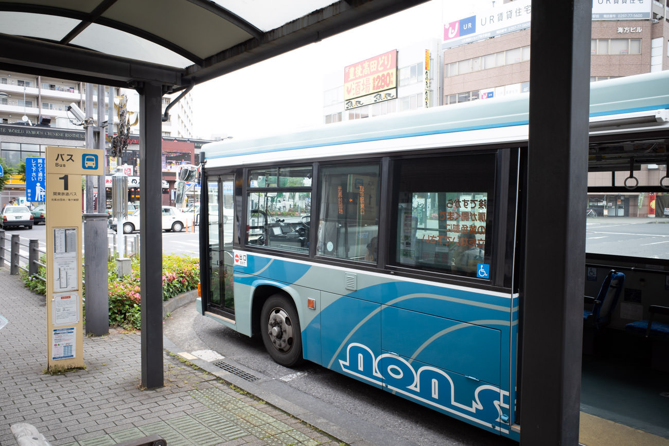 取手駅の東口から出るバスで15分ほどかかります。