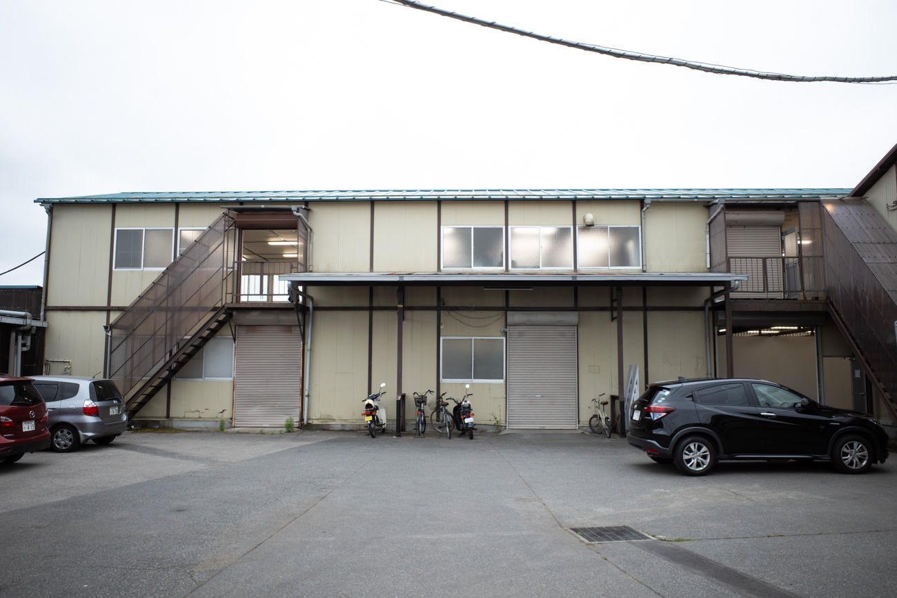 2階建ての建物です。プレハブ製で1階にいると2階の足音がミシミシと聞こえてきます。