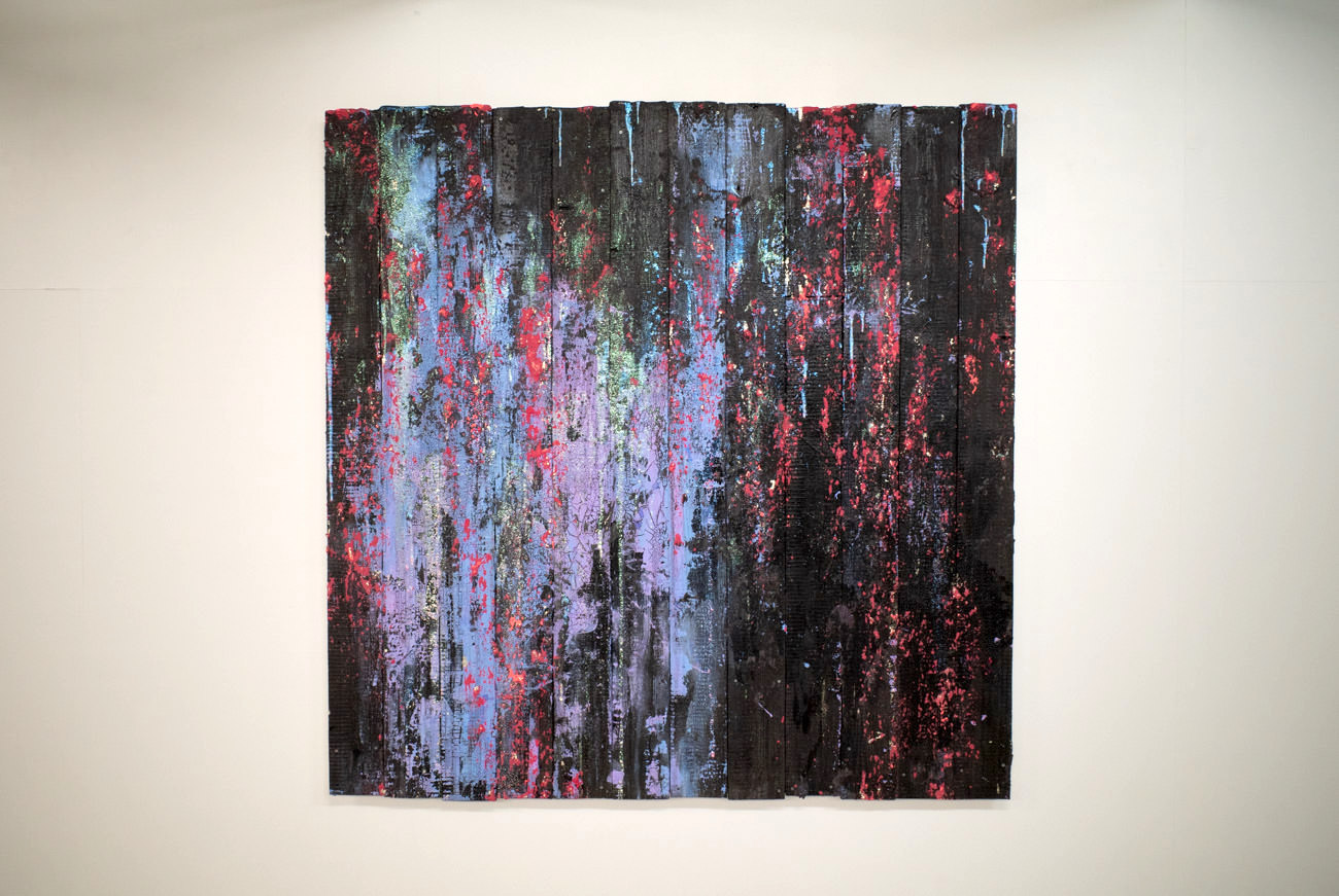 木にしか見えませんが、キャンバスに絵の具で描かれた絵画作品「trace/wood」シリーズ。