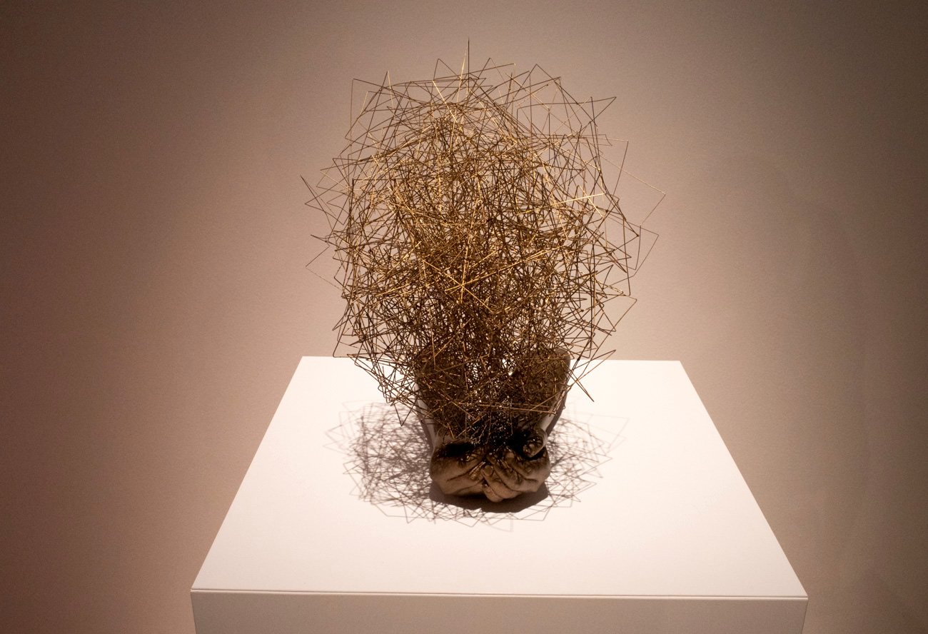 塩田千春 《手の中に》 2017年 ブロンズ、真鍮、鍵、針金、ラッカー 38×31×42 cm