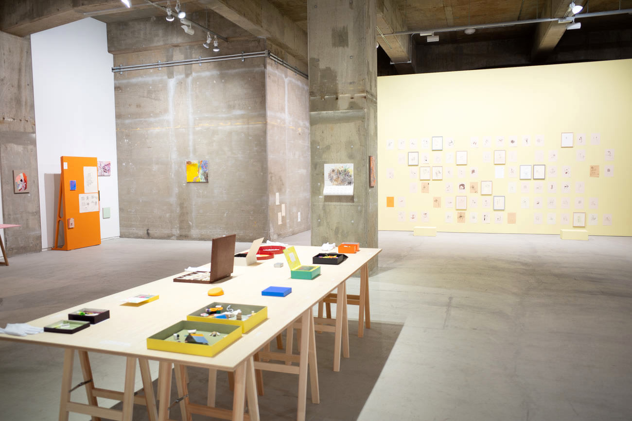 手前のテーブルは立体作品が並んだ展示台