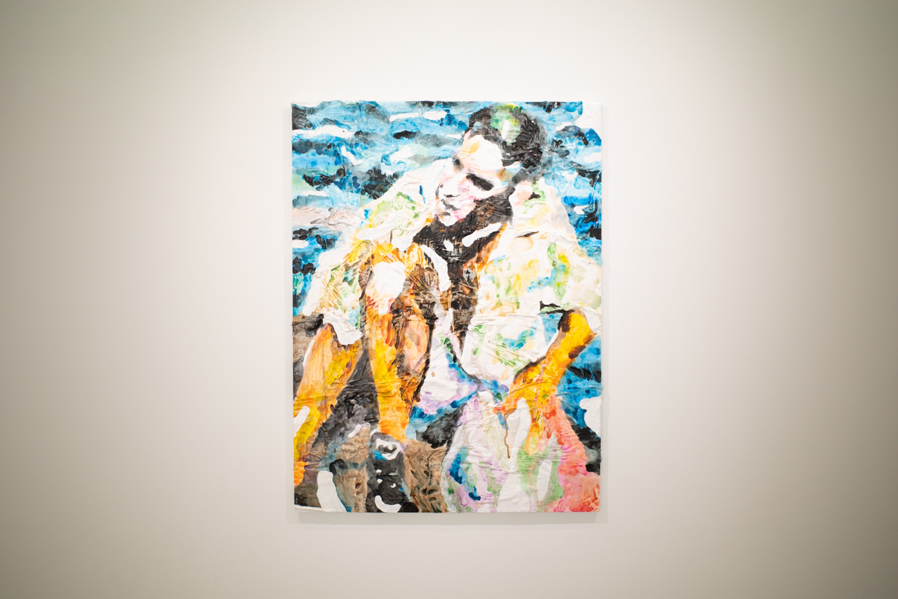 安井鷹之介《John Lurie》2019年 石膏、綿布、アクリル絵具、パネル