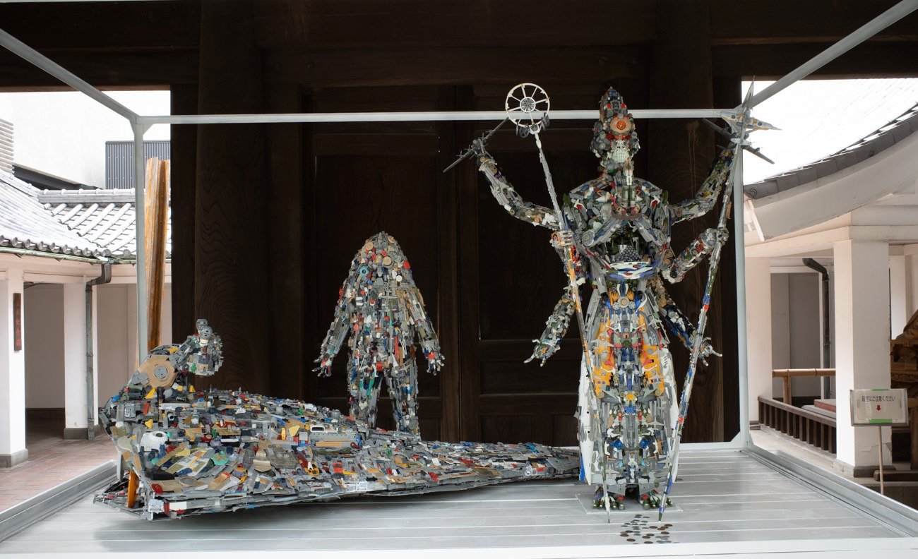大森記詩《Imperial Collection》〜プラモデルのパーツで作られた彫刻作品には、お賽銭が置かれてました