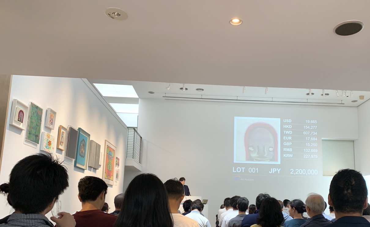 写真一番左が実際の作品です。とても小さい作品です。