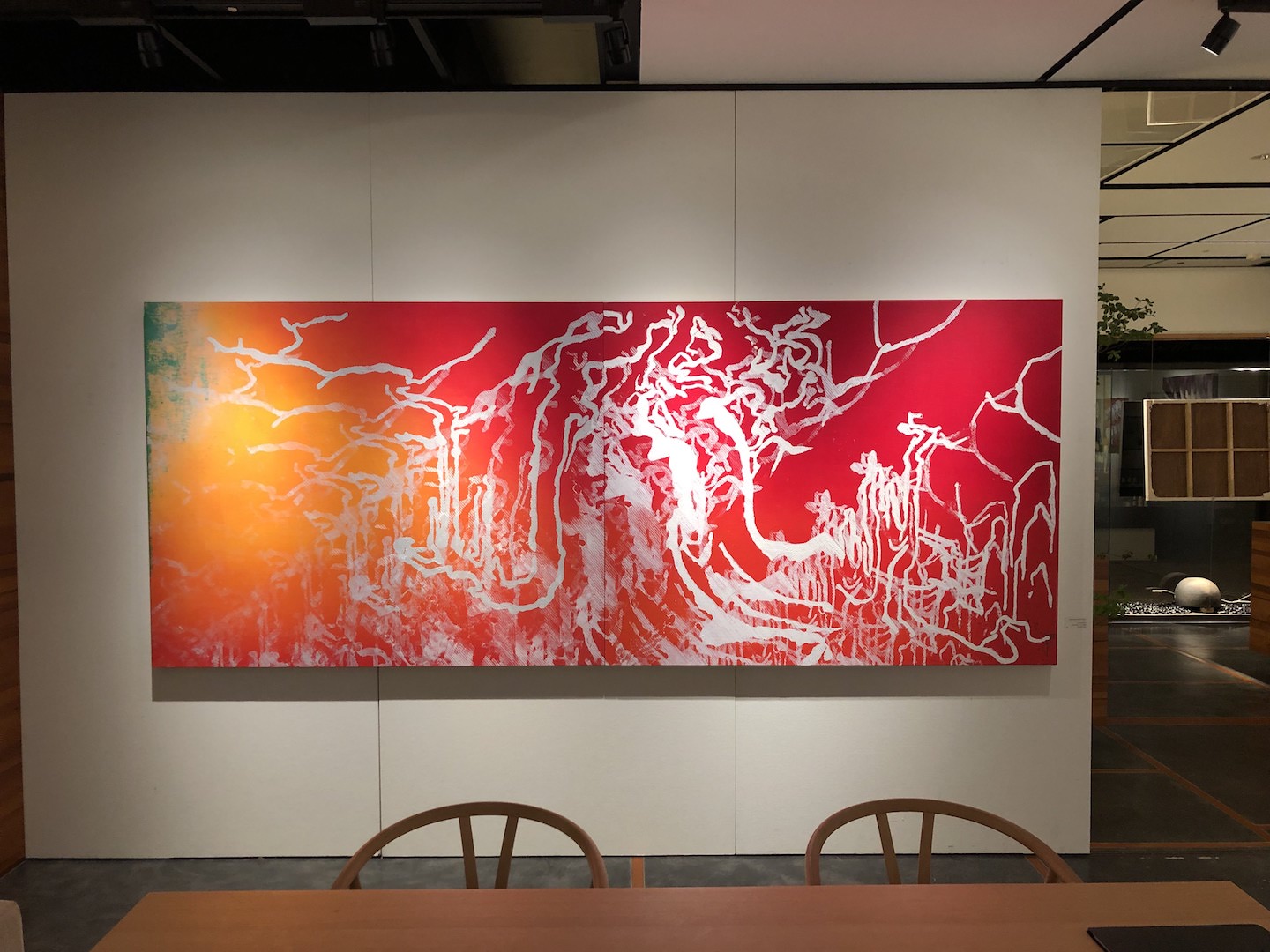 山本捷平《reiterate-tree lines-》1,300 x 3,240mm 2019年 パネルに麻布、アクリル絵具
