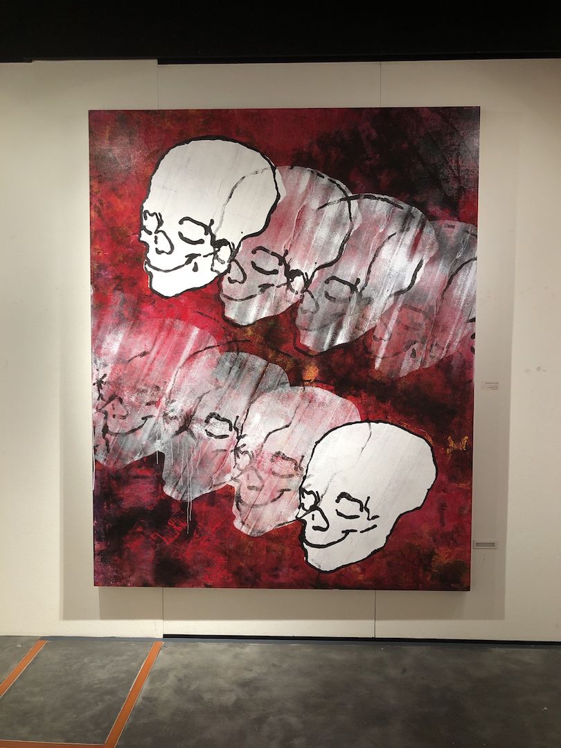 山本捷平《Reiterate -skull red-》パネルに麻布、アクリル絵具 2273x1818mm 2019年