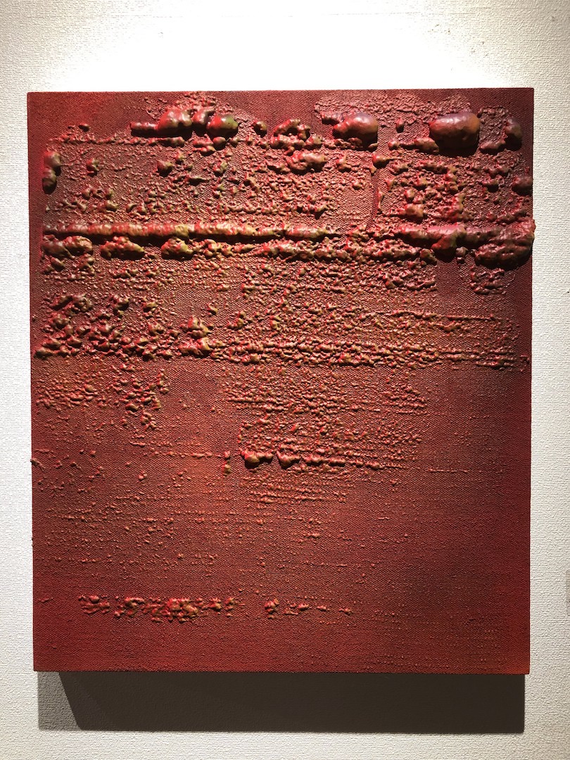 山本捷平《reiterate-vagueness red-》 530 x 455mm 2019年 パネルに麻布、アクリル絵具、発泡ウレタン