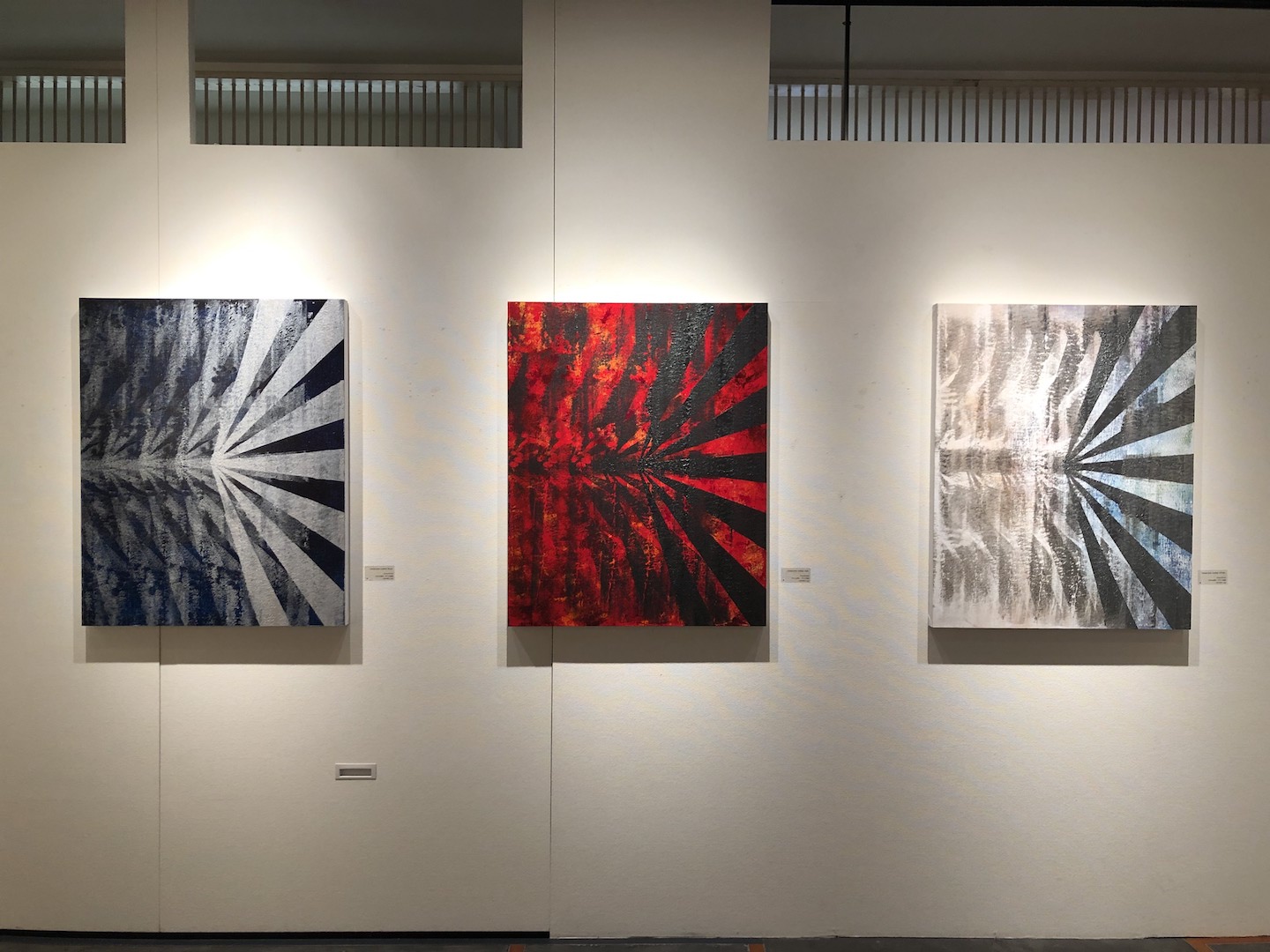 左より《reiterate-radial blue-》《reiterate-radial red-》《reiterate-radial silver-》 910 x 727mm 2019年 パネルに麻布、アクリル絵具