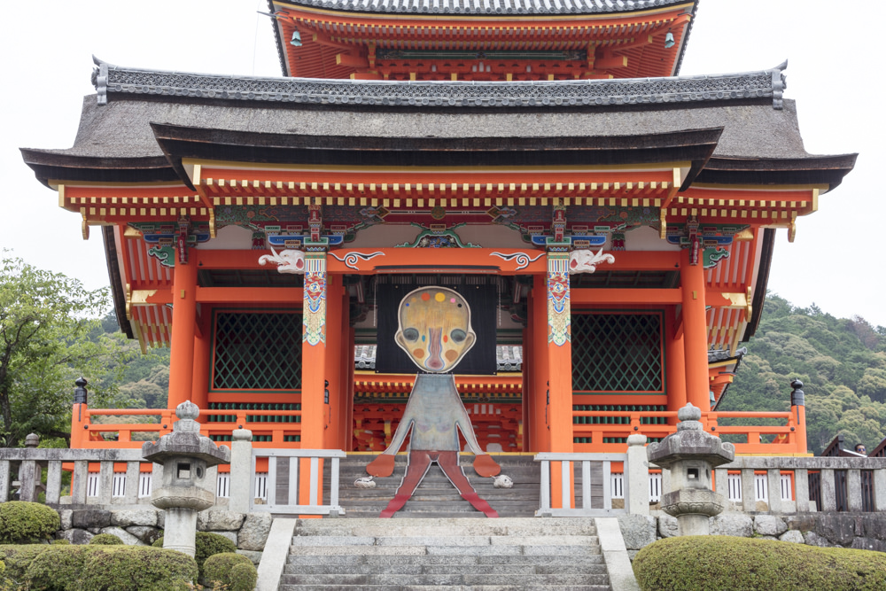 清水寺 西門では加藤泉の新作インスタレーションが展示される。加藤泉《無題》2019年(本展のための特別制作) 布、革、アクリル絵具、パステル、ステンレススチール、アルミニウム、鉄、刺繍、石、 リトグラフ ©️2019 Izumi Kato