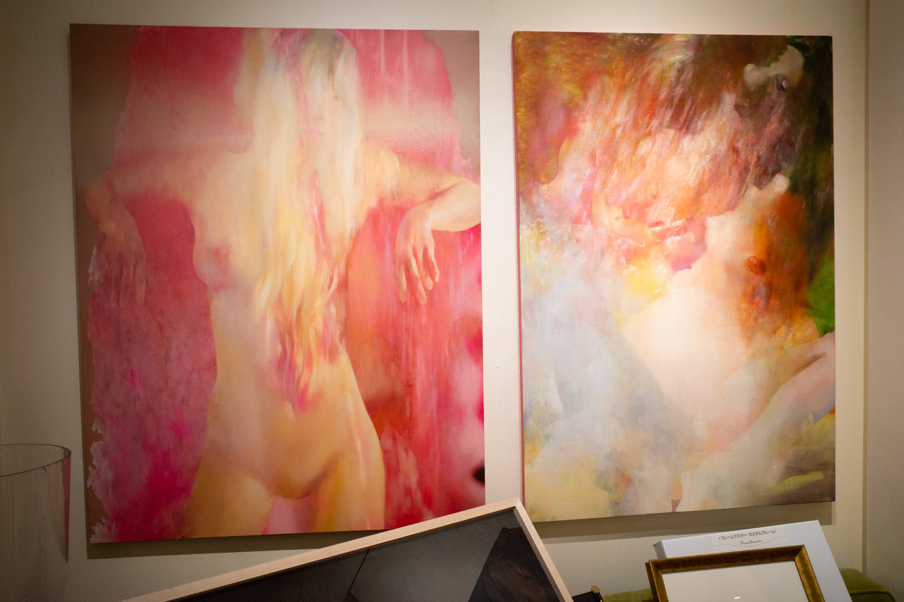 左：興梠優護《／55》Oil on Canvas 2016年 右：興梠優護《／30》Oil on Canvas 2015年