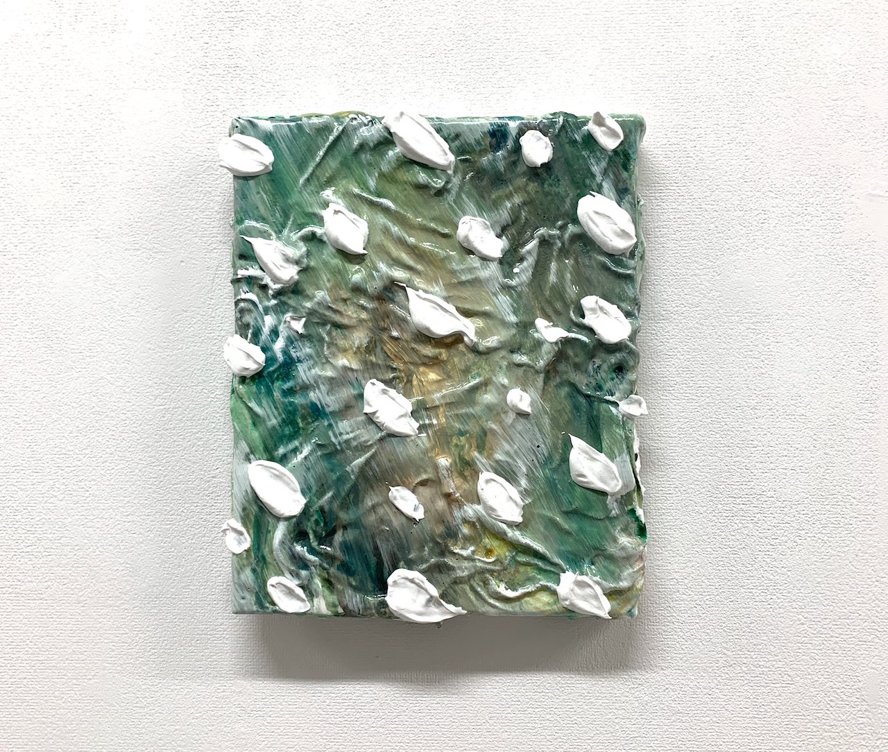 安井鷹之介《Islander -WIDE OPEN-》2019 石膏、アクリル絵具、綿布、キャンバス 28.5×23.5cm