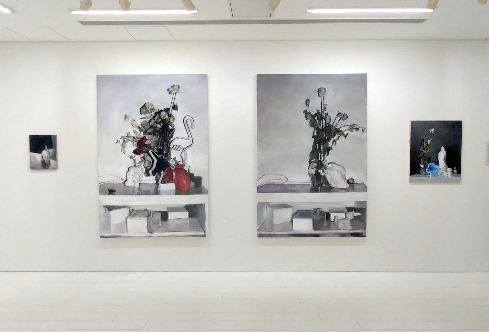 中央左：川田龍《Vanitas (Dead flower,Infinity lamp,Heart)》2019 oil on canvas 194.0×130.3cm 中央右：川田龍《Vanitas (Dead flower)》 2019 oil o…