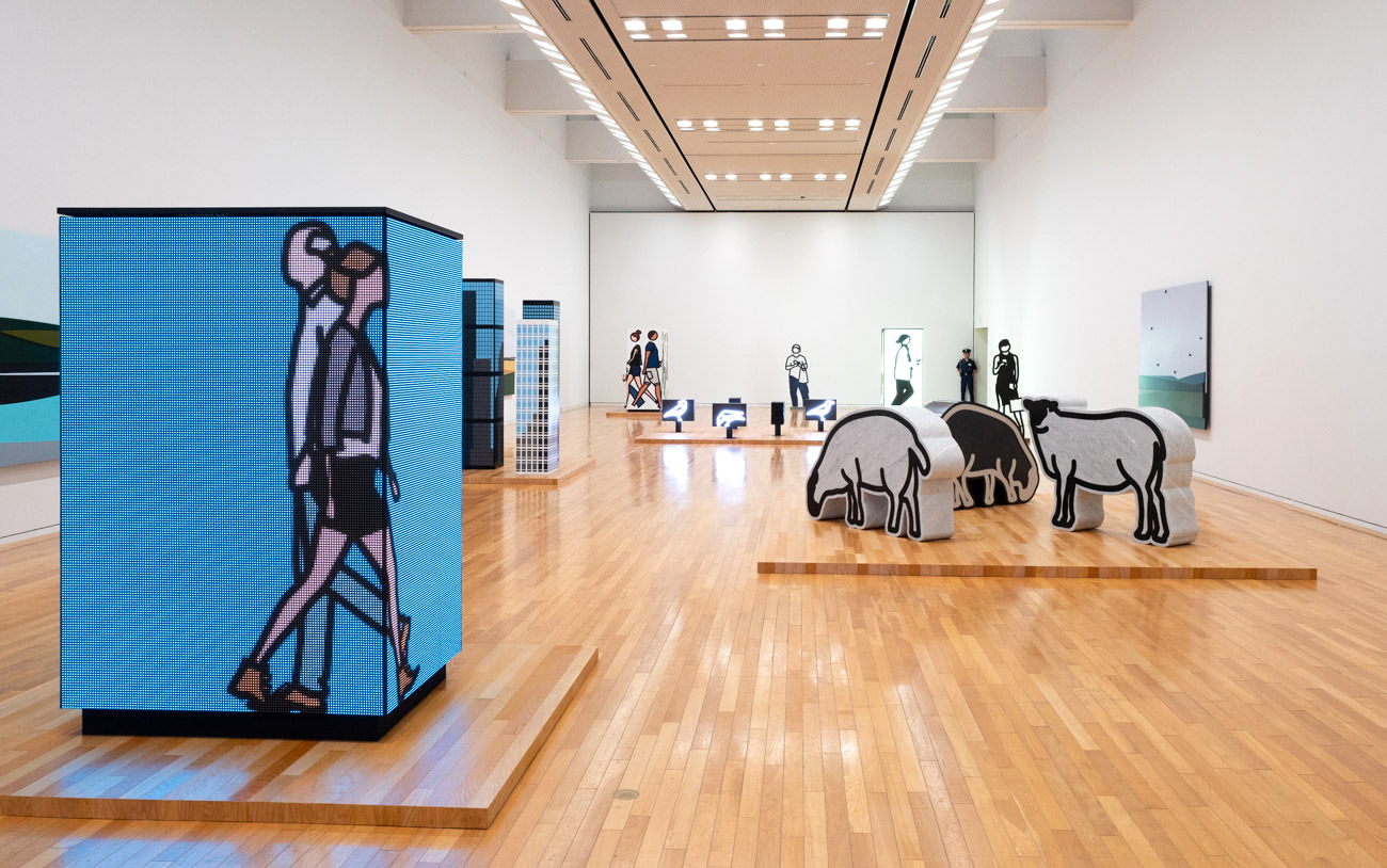 展示風景〜左：ジュリアン・オピー《Walking in London》コンピュータ・アニメーション、4面LEDスクリーン 2019年