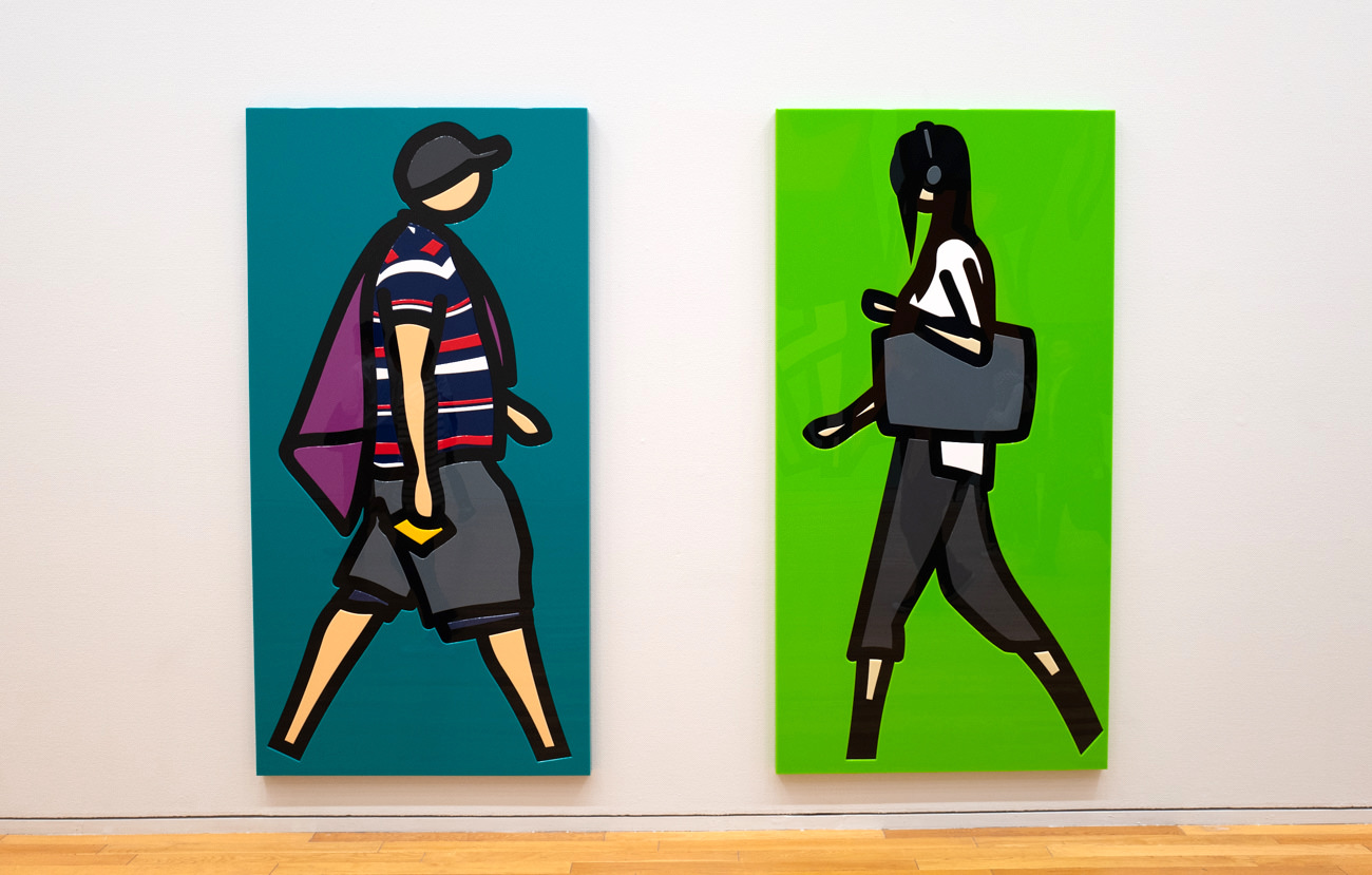 左：ジュリアン・オピー《Towel》オーバーレイのアクリルパネル 220×115.7×4.5cm 2018年右：ジュリアン・オピー《Headphones》オーバーレイのアクリルパネル 220×112.0×4.5cm 2018年