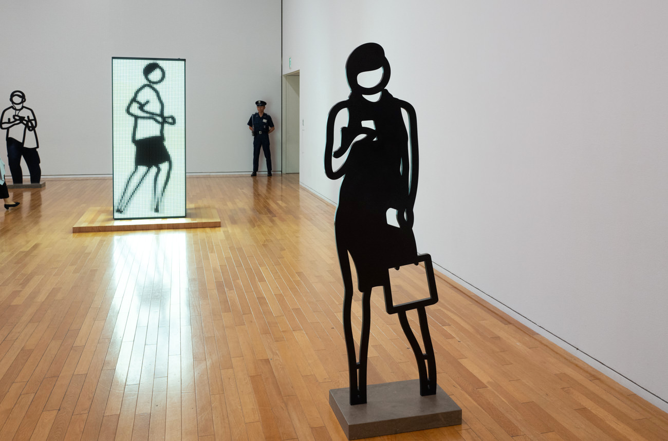 Julian Opie《Telephone》청동, 석제 받침대 182.0×60.65×2.5cm 2018년 ※Masatoshi Kumagai 씨 소장