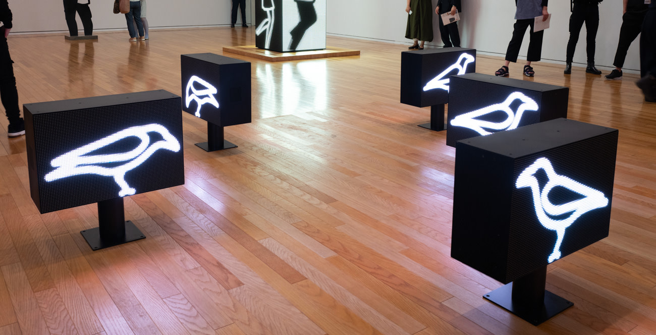 Julian Opie《Crows》컴퓨터 애니메이션, 5대의 양면 LED 스크린 각 61.5×41.0×23.2cm 2018년