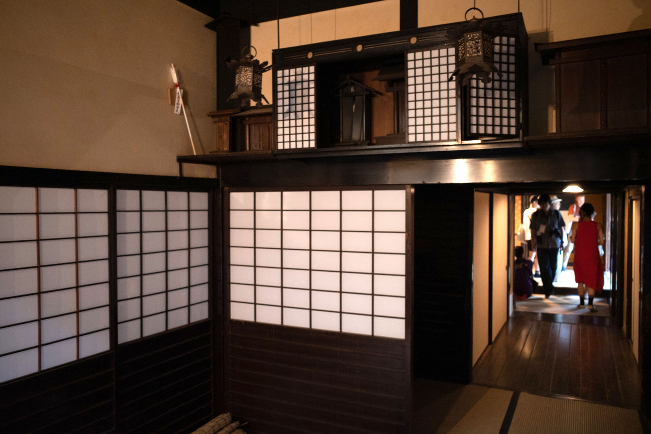 家屋に入り、奥へ進んだ場所にあるのが岩崎貴宏さんの展示スペース・土蔵です。