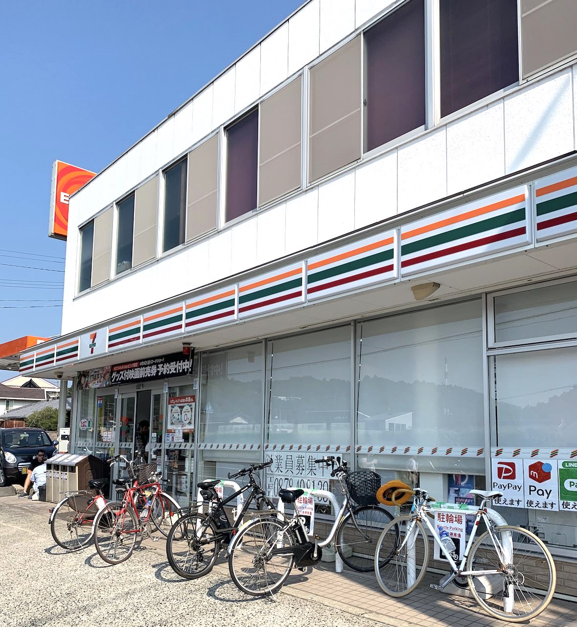 瀬戸内芸術祭の会場「直島」にはコンビニが1軒あります。現金を下ろせるほか、様々な補給が可能な重要拠点です。