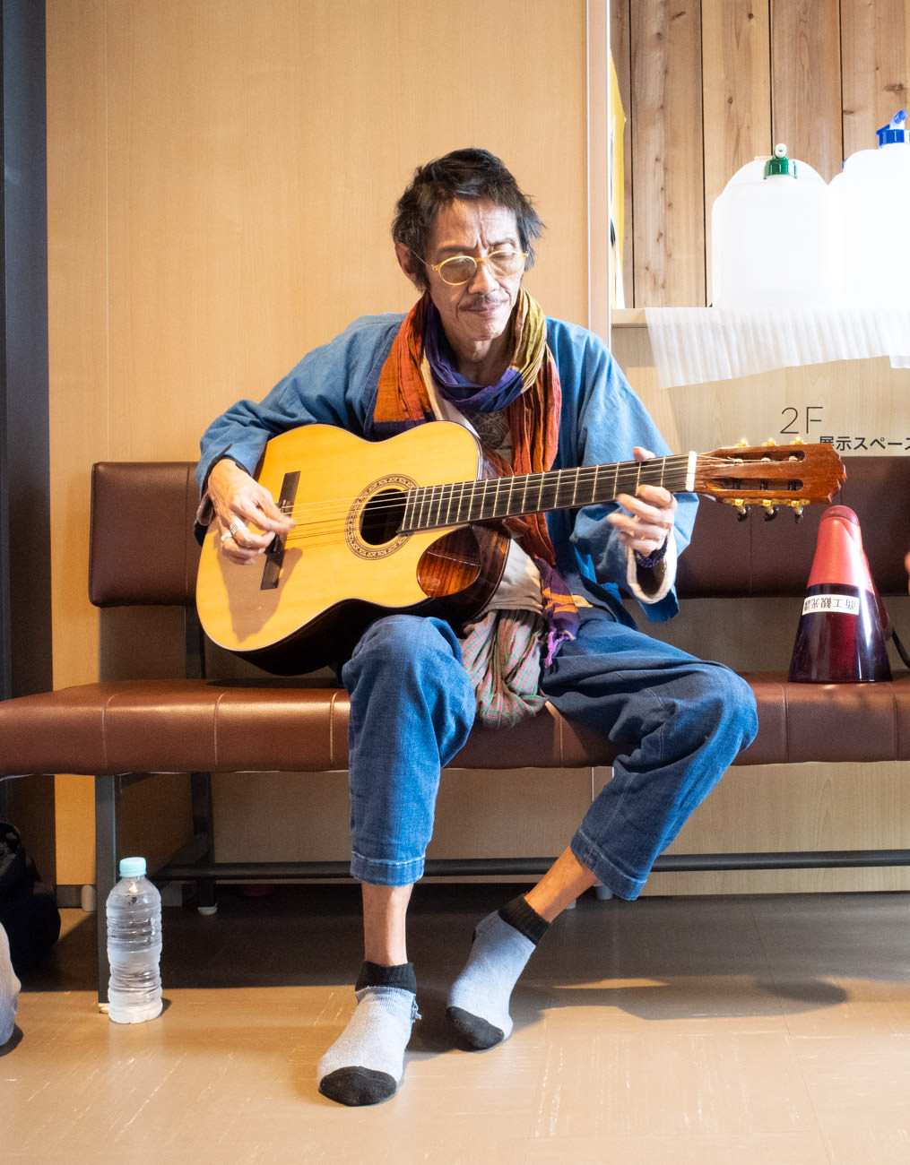 会場でギターの弾き語りを披露するザイ・クーニン氏