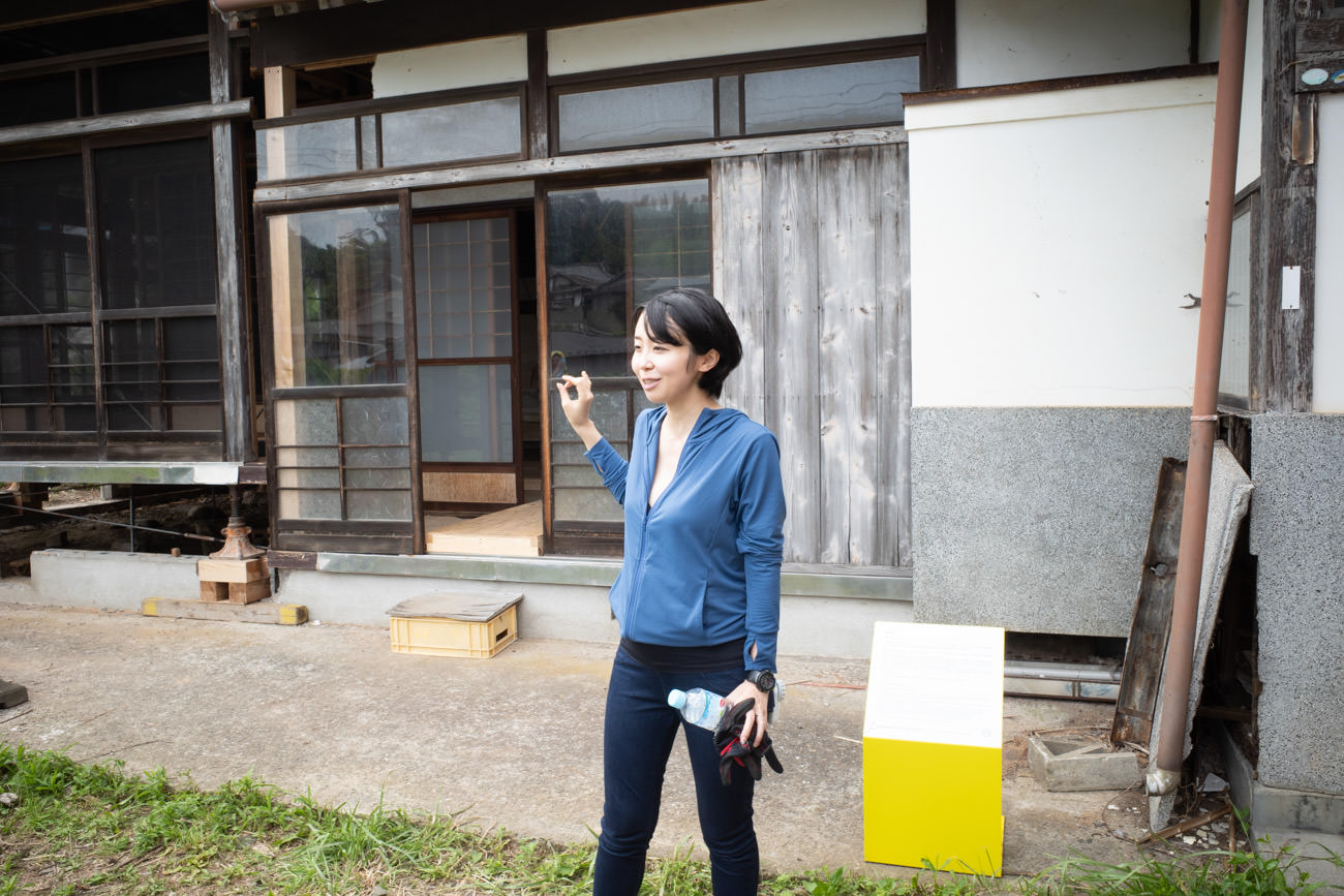 作品解説する持田敦子さん