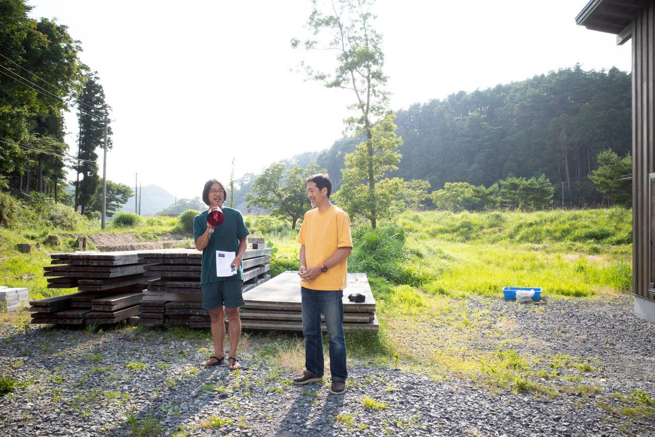 豊嶋秀樹さん（左）と鹿猟師の小野寺望さん（右）