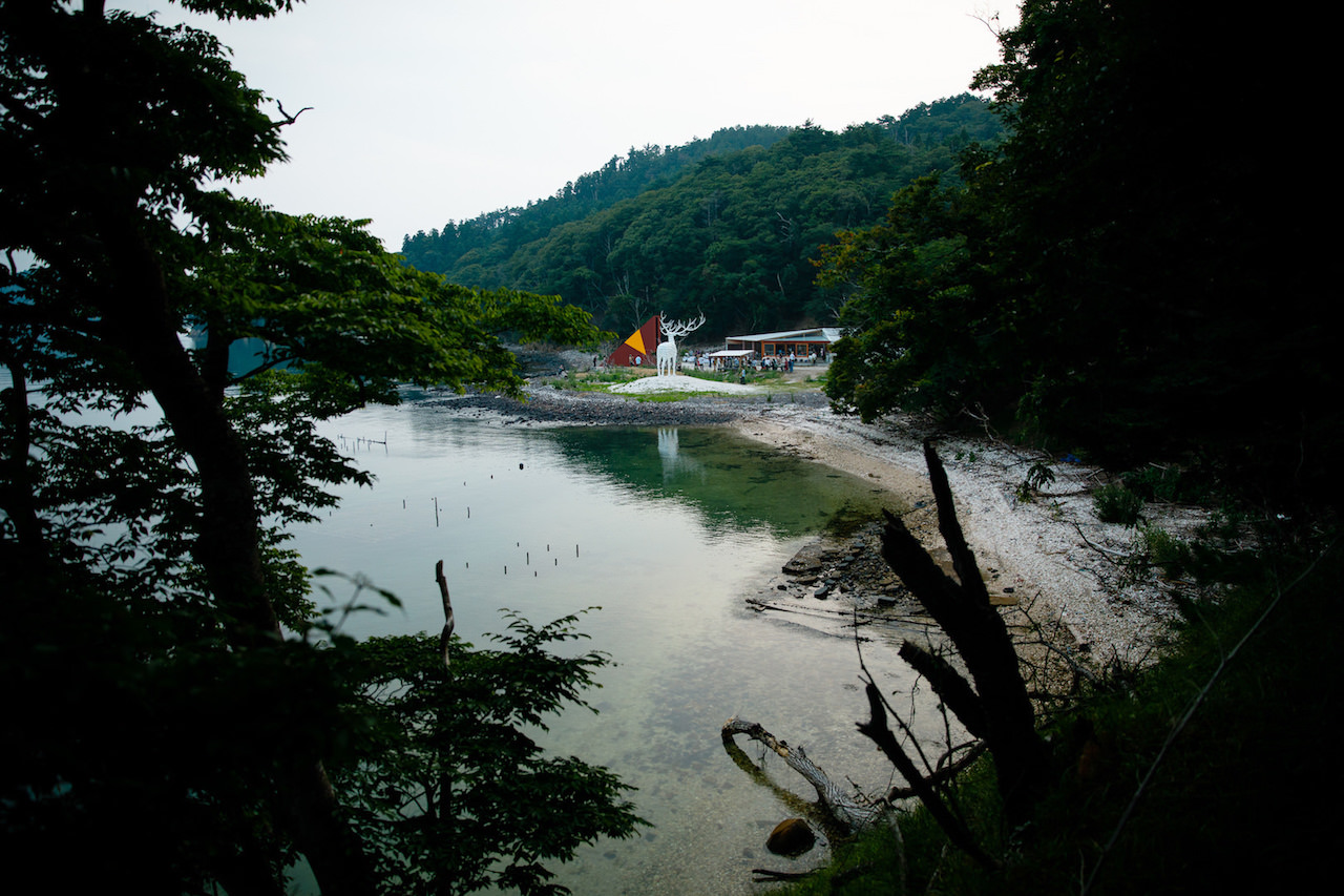 荻浜エリア全景名和晃平《White Deer（Oshika）》野村仁《Analemma-Slit：The Sun, Ishinomaki》 photo by NAKANO Yukihide