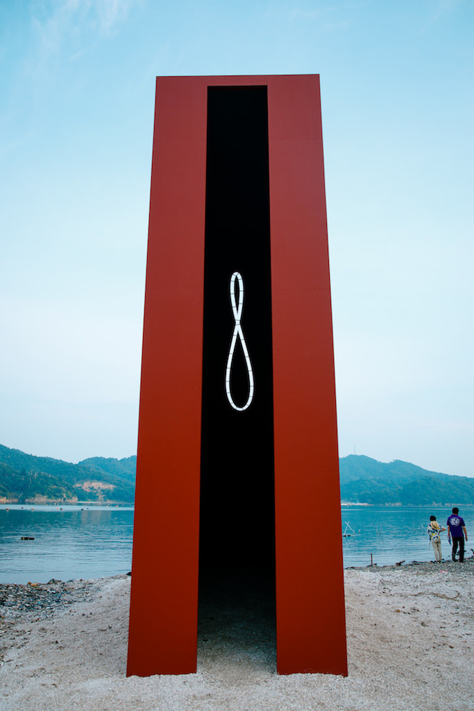 野村仁《Analemma-Slit：The Sun, Ishinomaki》photo by NAKANO Yukihide