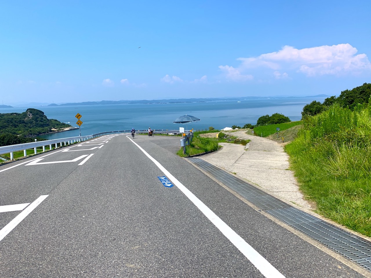 豊島美術館近くの坂。島は日を遮るものがほとんどありません。