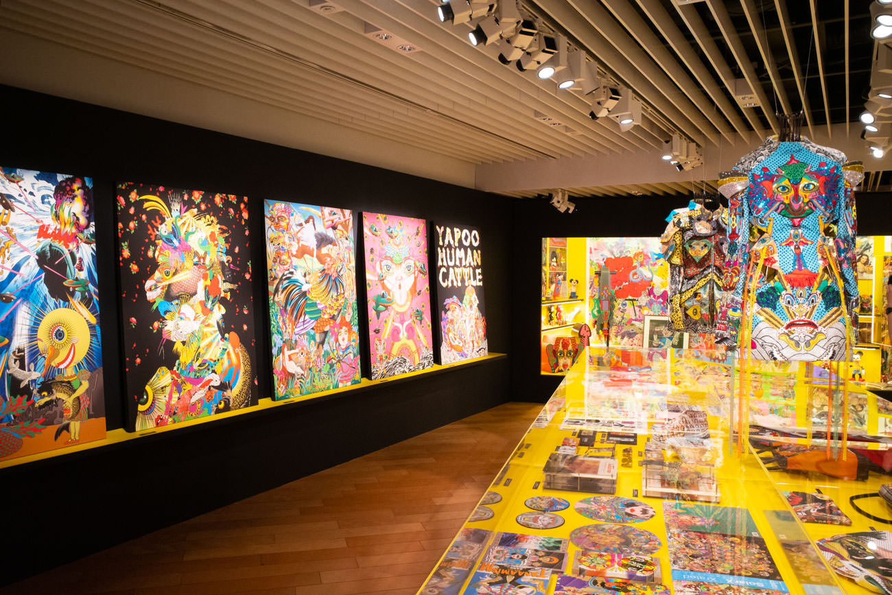 目に鮮やかな色彩がフロア中に展開されていました