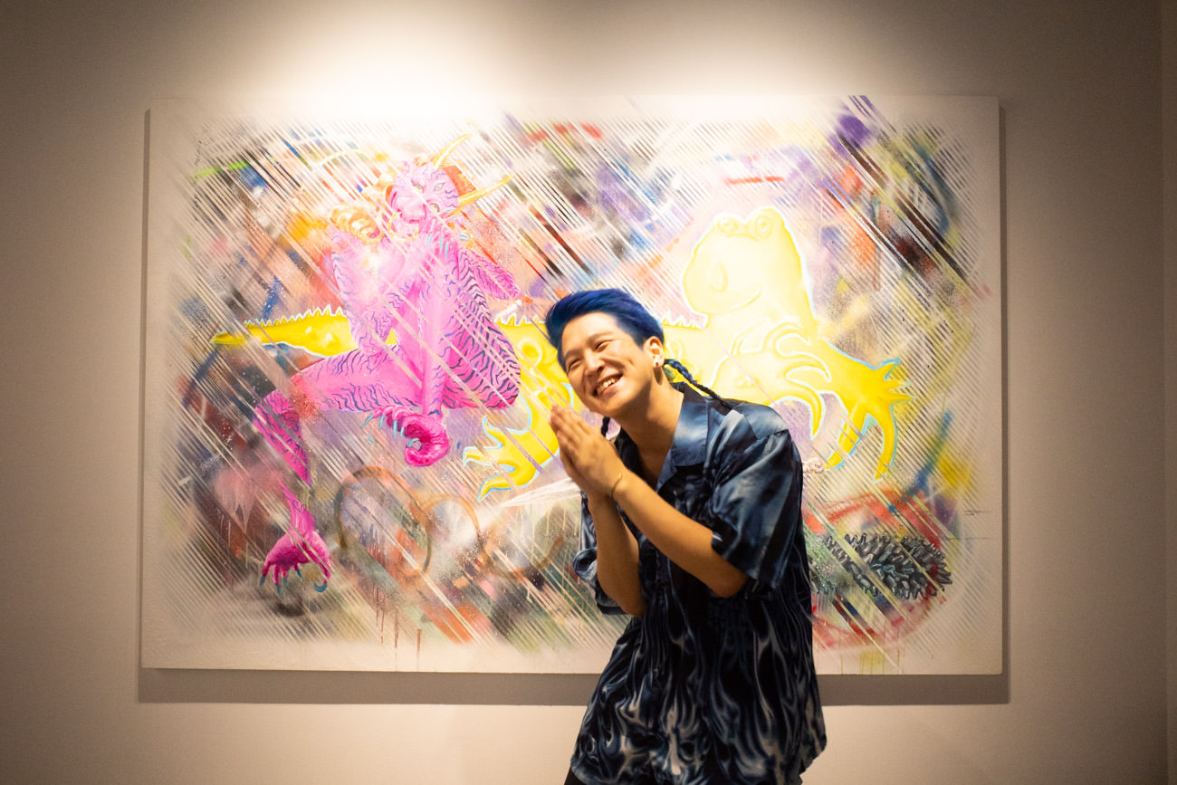 磯村暖さんと作品《hell now》2018年