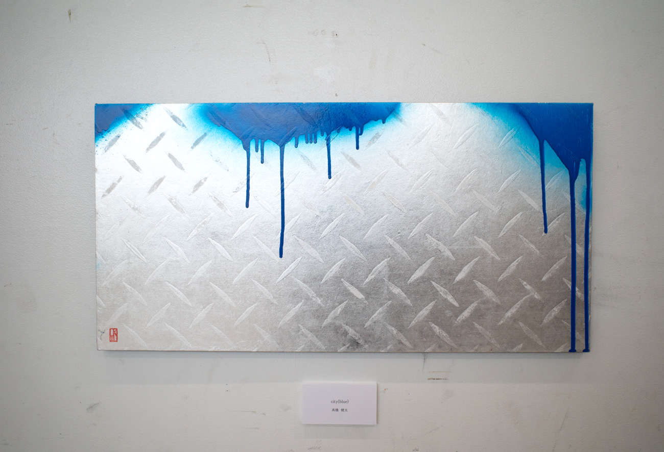 高橋健太《city（blue）》300mm×600mm ​雲肌麻紙、岩絵の具、銀箔、ラッカー 2019年