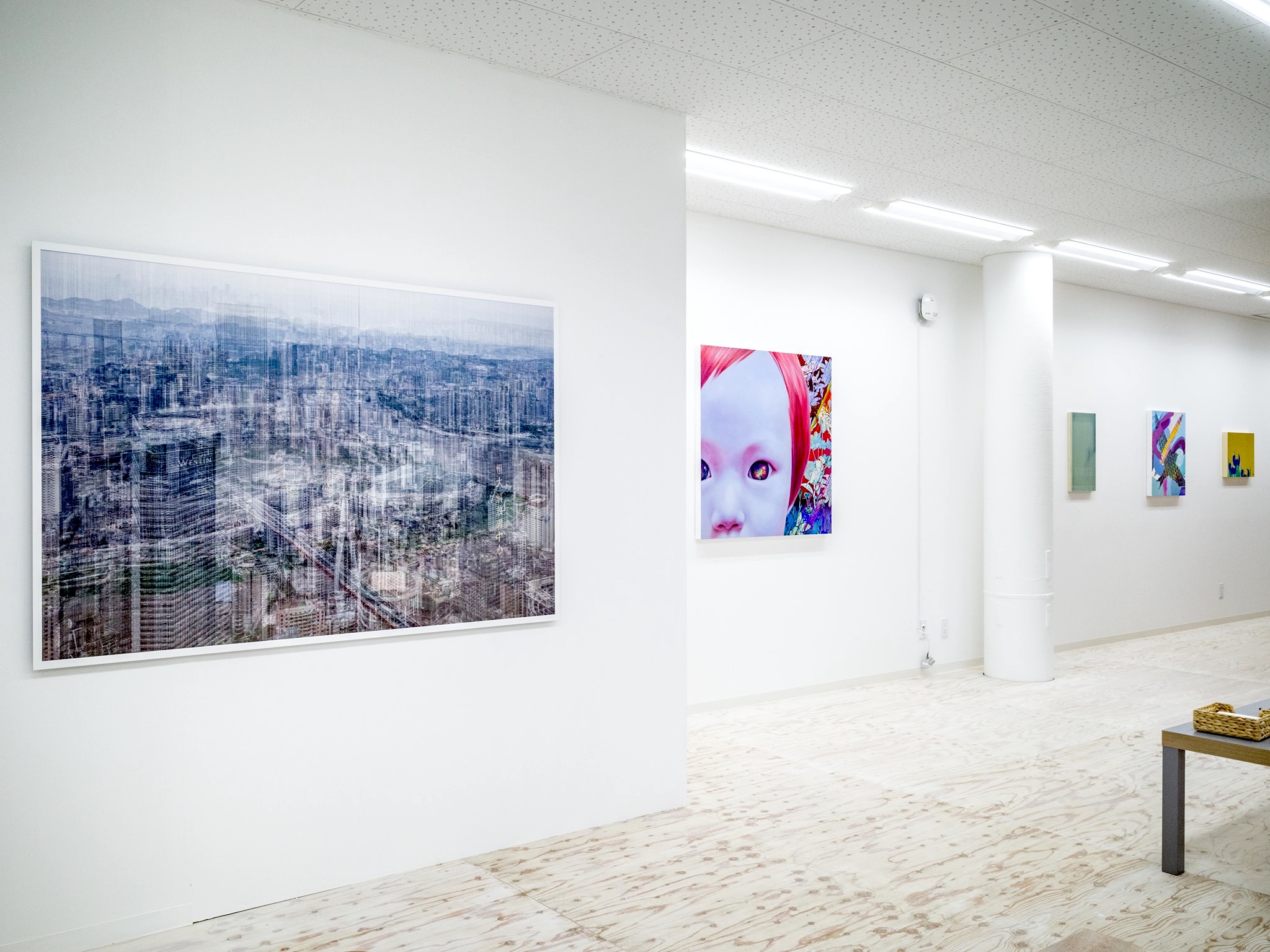 真っ白で綺麗に塗られた壁面に作品が並ぶ様子はギャラリーそのもの。※写真は開幕前の様子