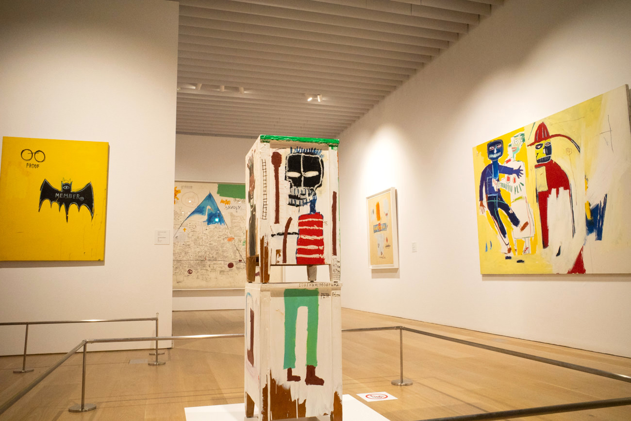 中央：Jean-Michel Basquiat《Untitled》1985年 木材、ミクストメディア