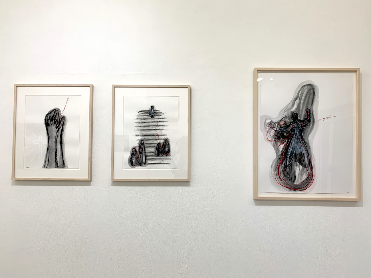 右：塩田千春《Seen from behind》65cm×50cm 2019年 ※100万円（税別）