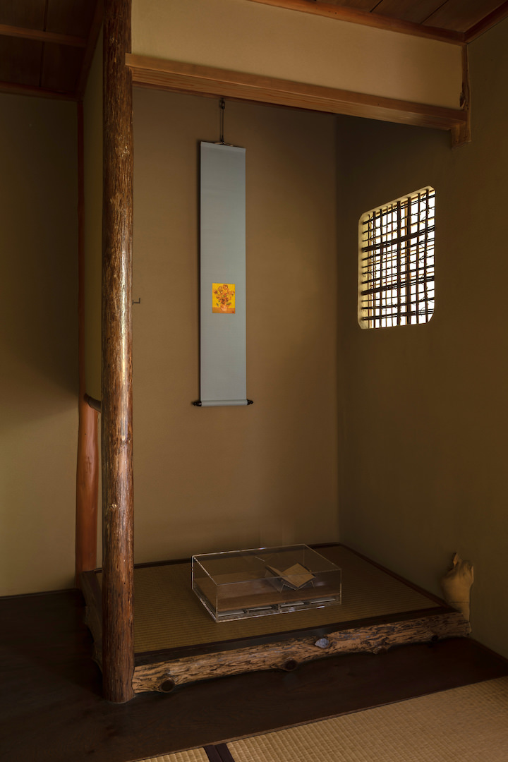 茶室での展示風景 【奥】森村泰昌《ちいさなひまわり》1998年【手前】宮沢賢治《『雨ニモマケズ』手帖》1931年 photo Nobutada OMOTE