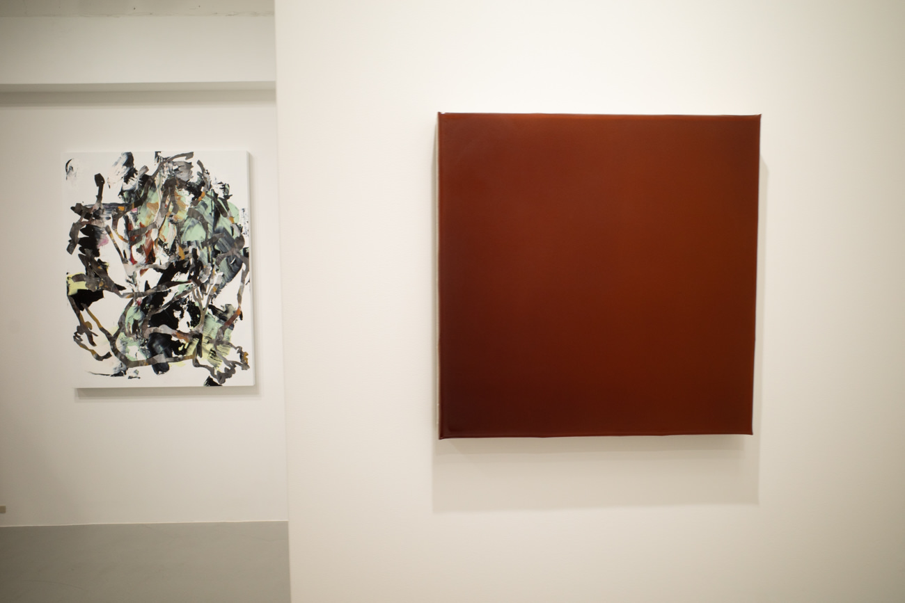 右：大庭大介《METEOR PAINTING》2019年 アクリル、鉄隕石、麻布、パネル 500x500×45mm