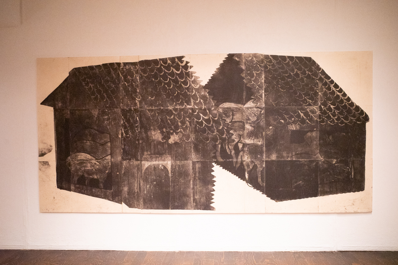 村上早《得体の知れない神様》2019年 150×318cm