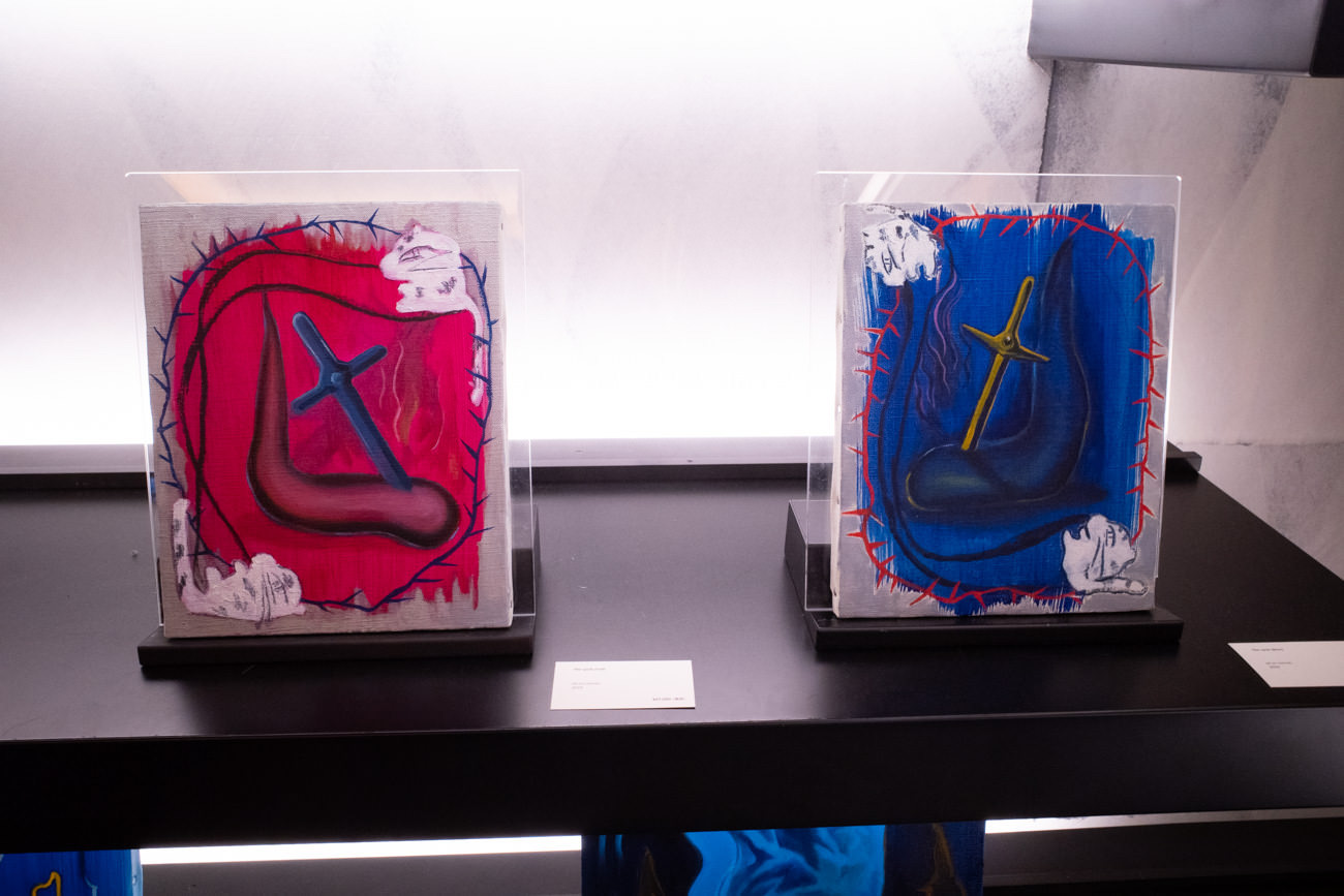 左：皆藤齋《the cycle(red)》2019年 右：皆藤齋《the cycle(blue)》2019年