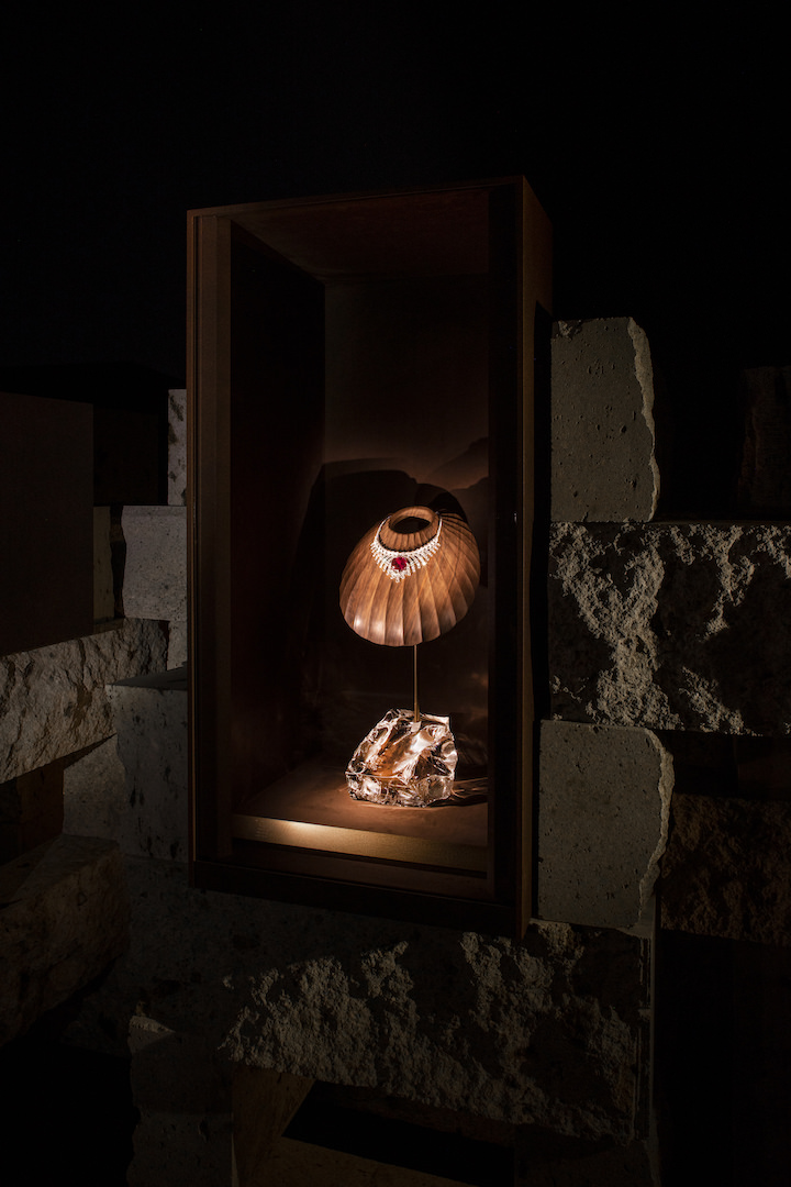 展示風景 第2章 ネックレス 新素材研究所 © N.M.R.L./ Hiroshi Sugimoto + Tomoyuki Sakakida