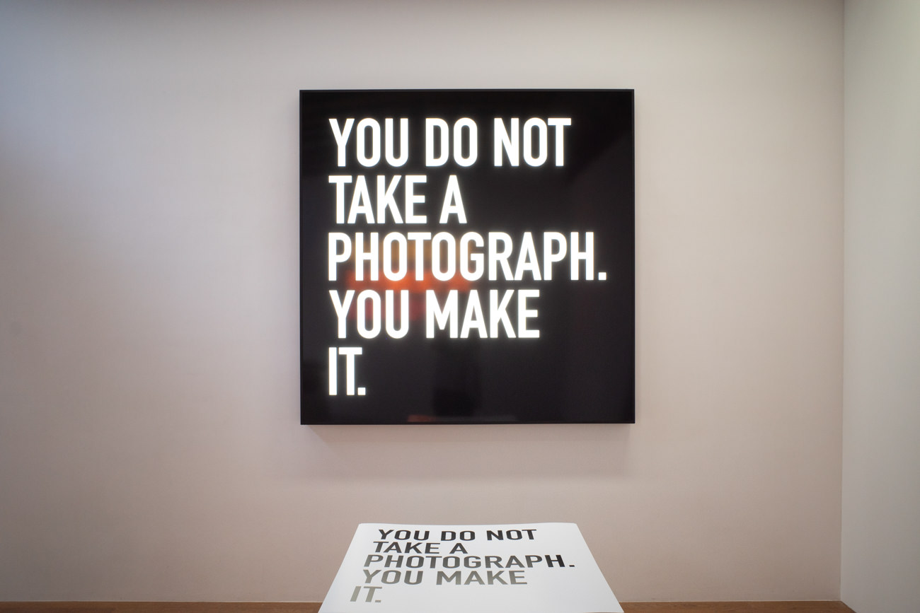 Alfredo Jaar《You Do Not Take a Photograph, You Make It.（写真は撮るものではなく、創造するものだ）》2013年 ネオン 122×189cm