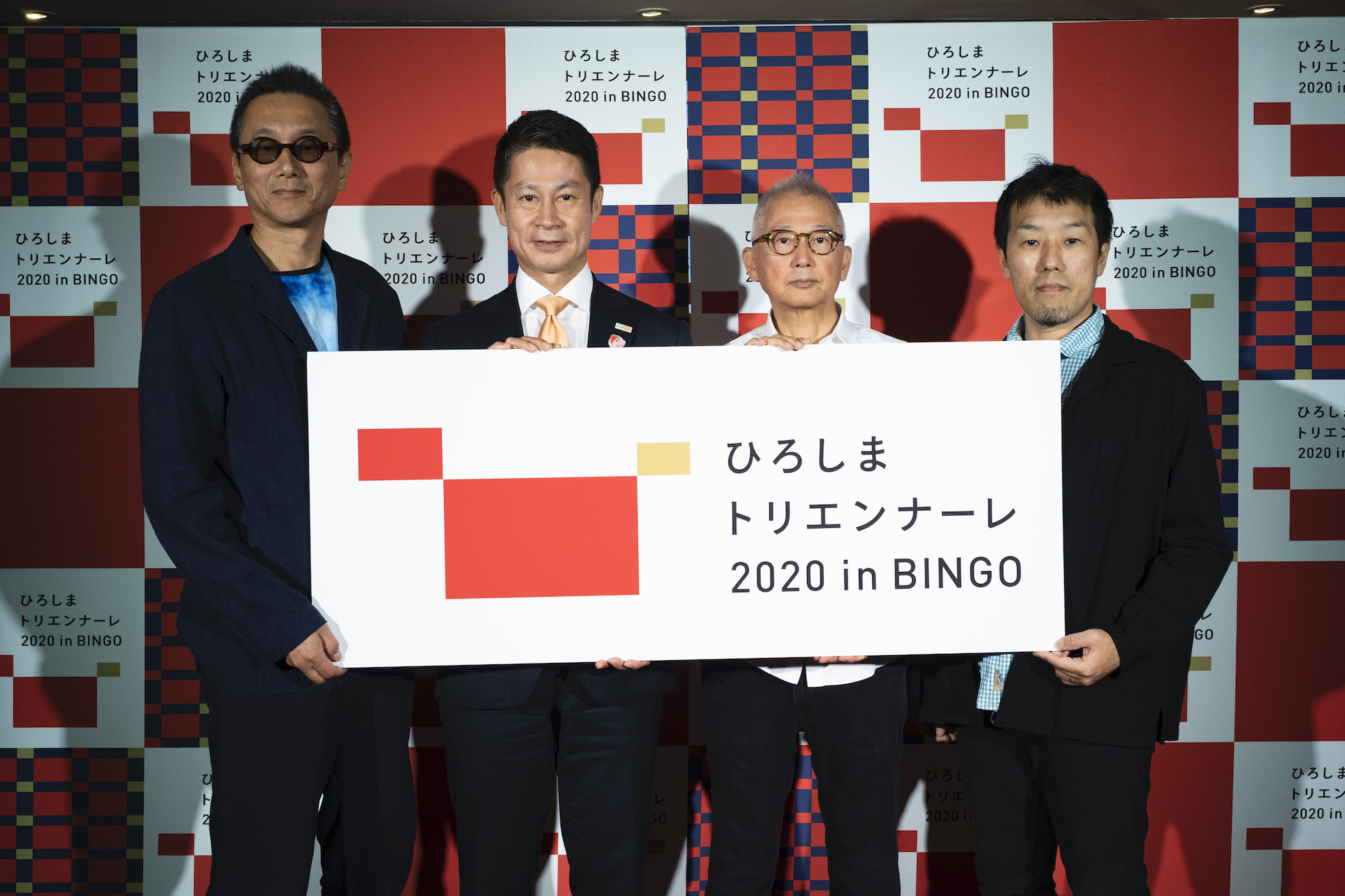 左から美術作家の柳幸典氏、湯﨑英彦広島県知事、総合ディレクター中尾浩治氏、美術作家・岩崎貴宏氏