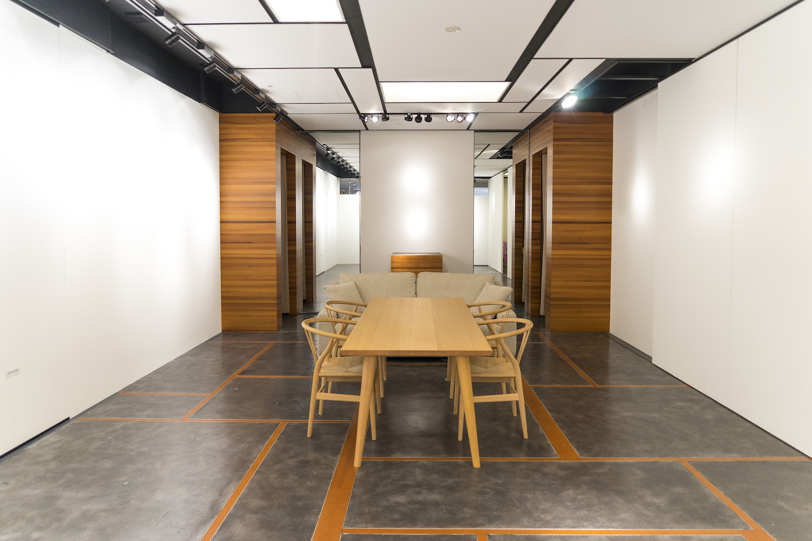 会場「MEDEL GALLERY SHU」内観
