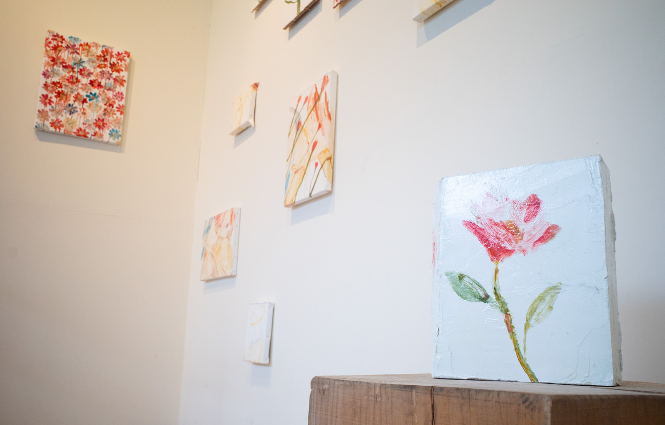 展示風景〜手前は《flower》木片に油彩