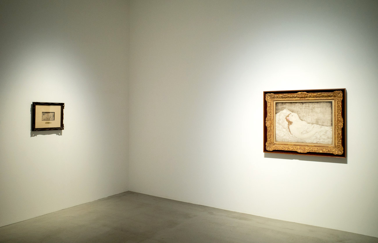展示風景〜右：藤田嗣治 《横たわる裸婦（ユキ）》 油彩、カンヴァス 1924 年 54x 73cm