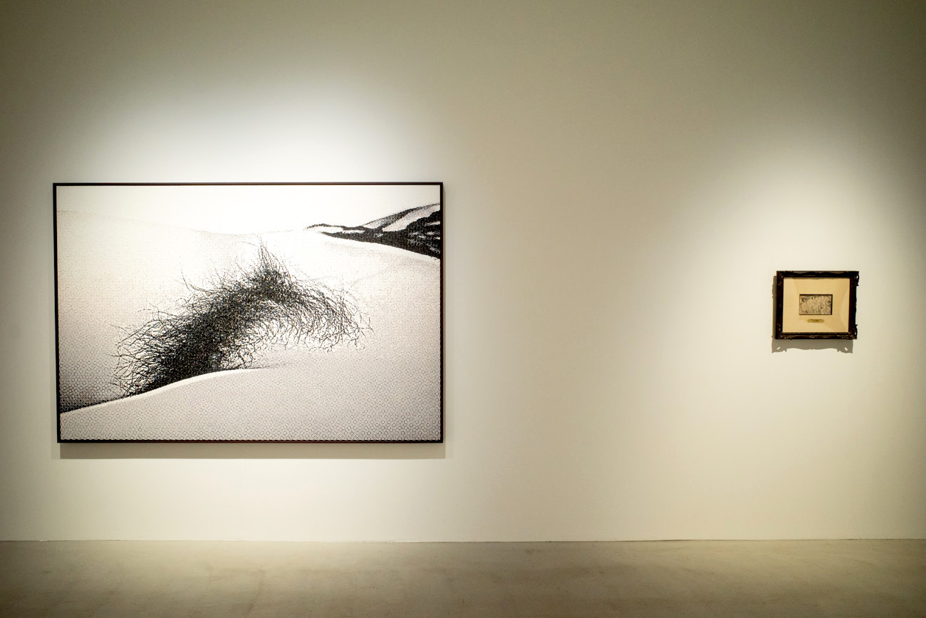 左：サイトウマコト《Brix=16》 油彩、カンヴァス、パネル 2010~2011年 146x 220cm右：ポール・セザンヌ《Group de Baigneurs》鉛筆、水彩、紙 1880年頃 12.0x19.0cm