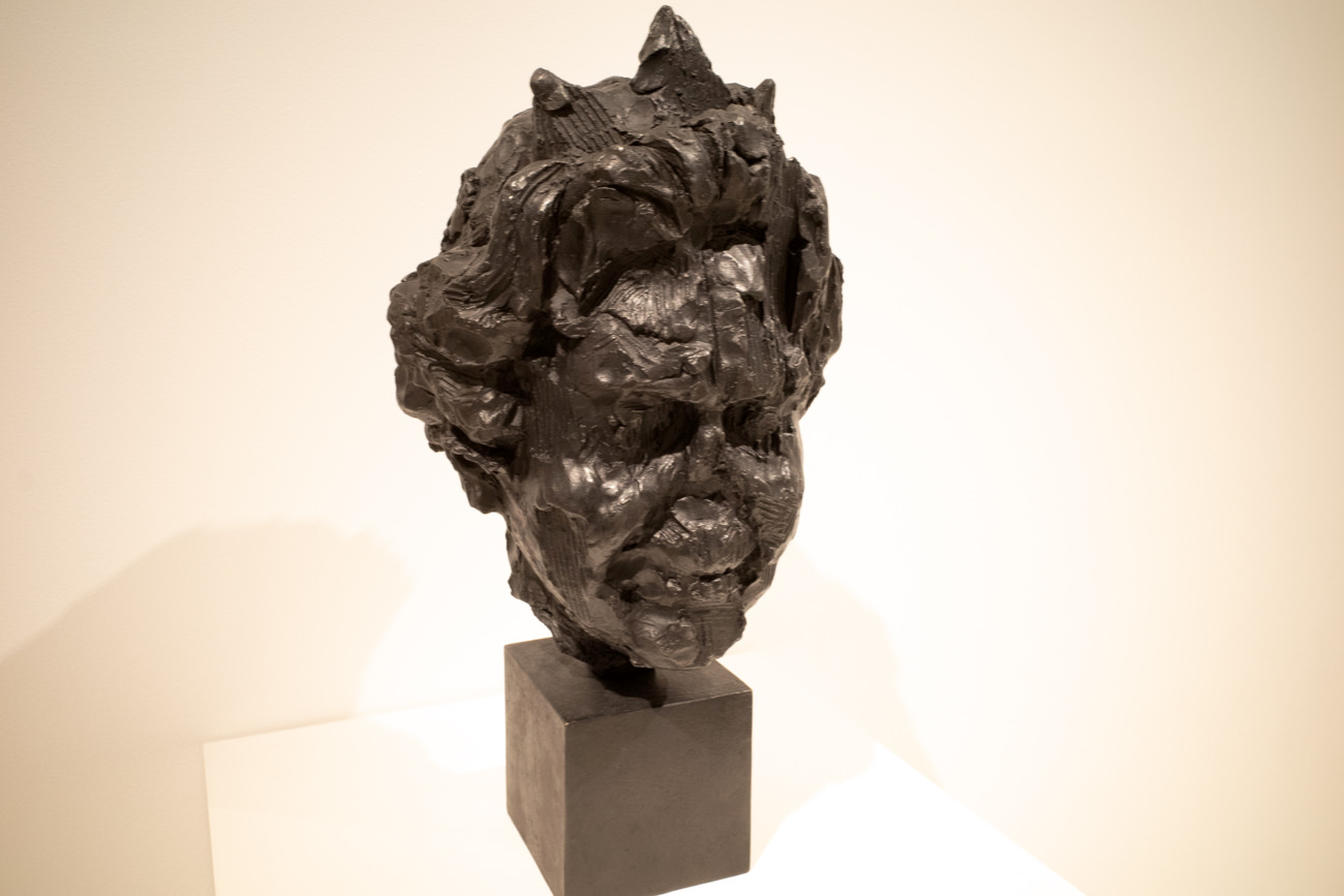井田幸昌《Her Majesty》 ブロンズ 2019年 21.0×22.0×39.0cm @143