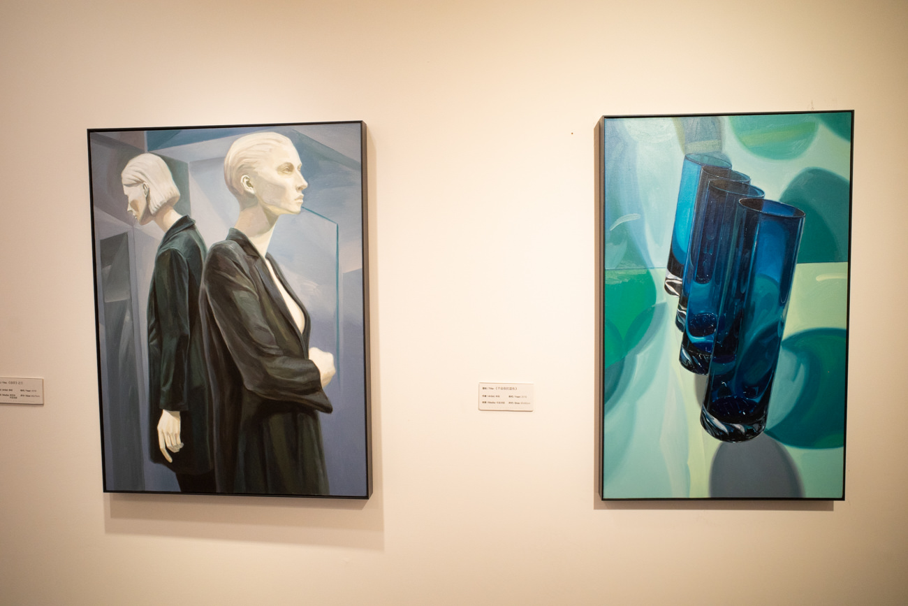 左：皋翱《自恋》 右：皋翱《不会倒的蓝色》@RIGHTWAY ART SPACE 右行艺术空间