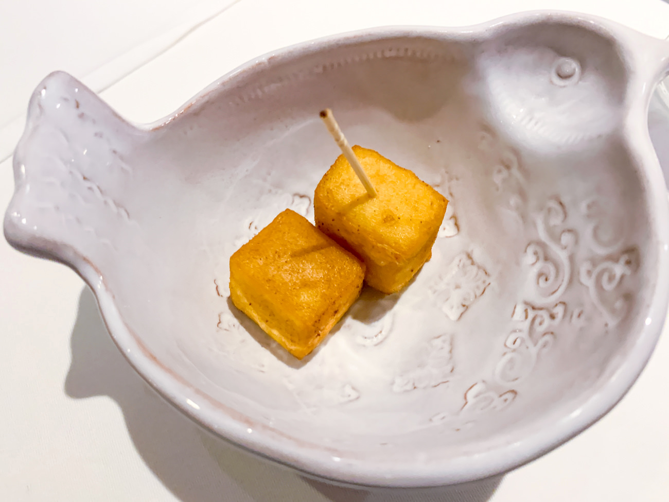 突き出しは揚げたてアツアツの「パネッレ」〜ヒヨコ豆のペーストをヒヨコのお皿で。