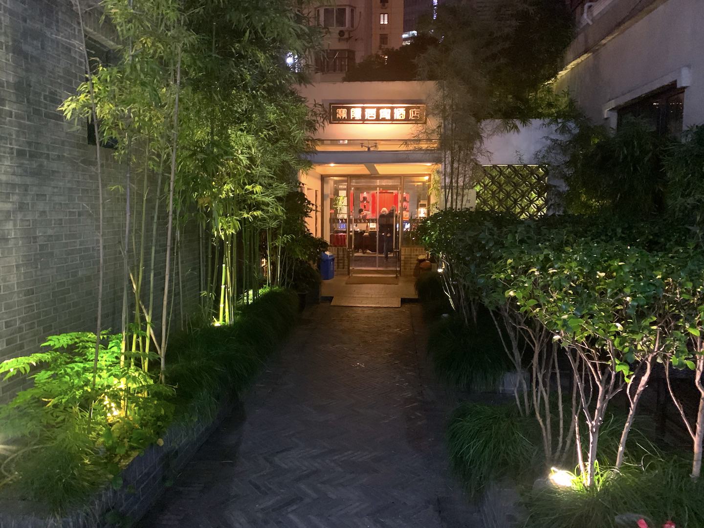 夜はライトアップされていました。